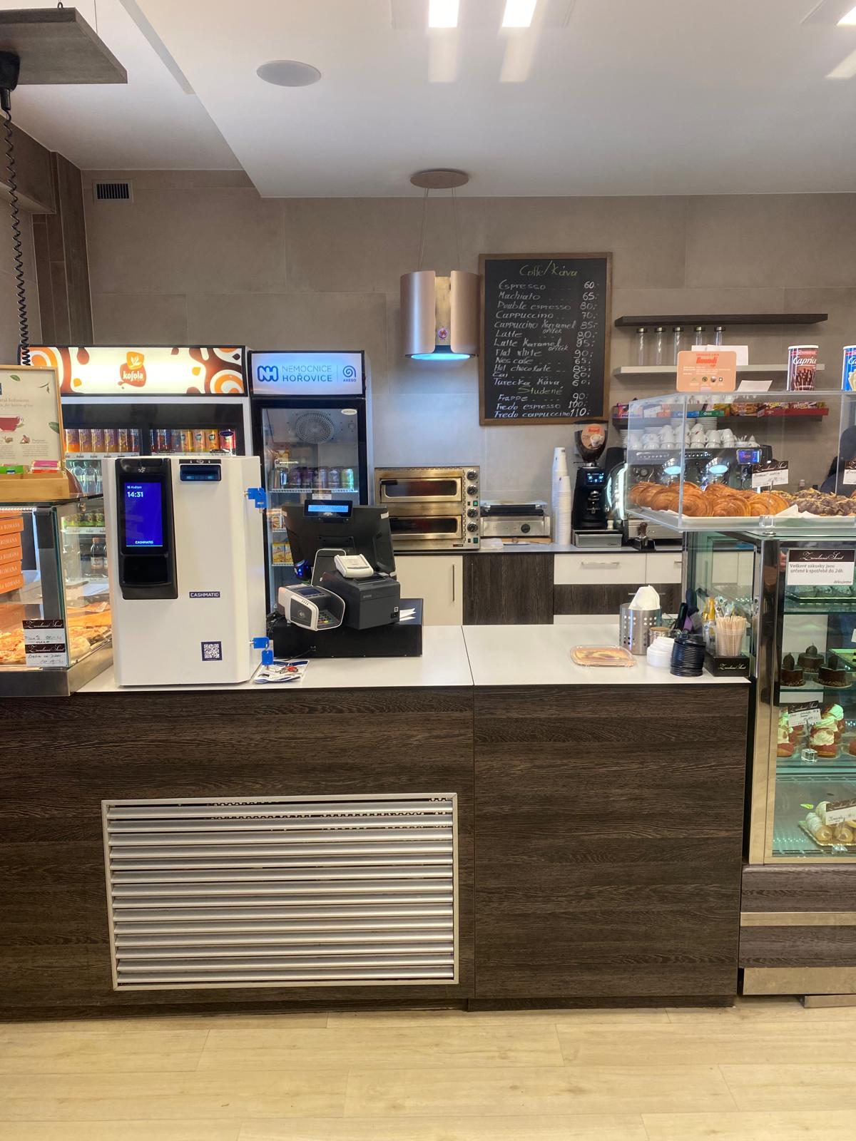 Paymatic v nemocniční kavárně s pečivem a kávou