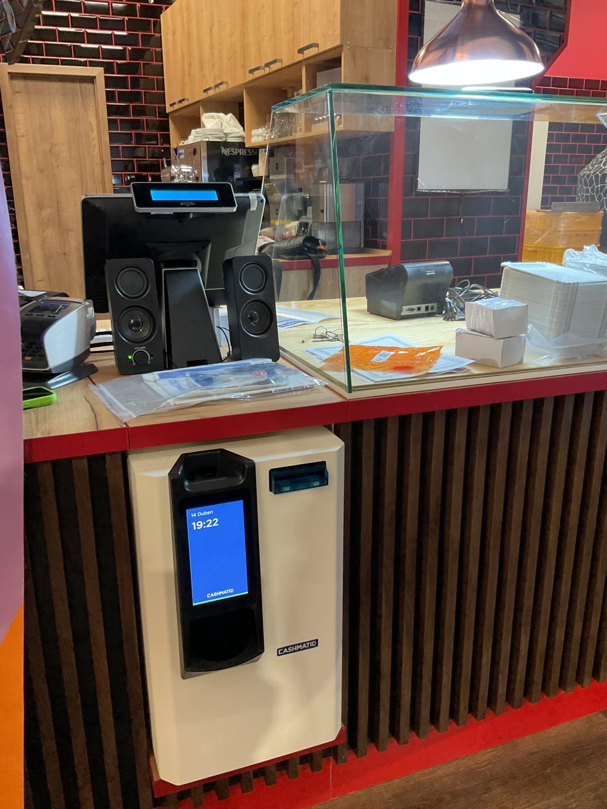 Paymatic pokladna v kavárně s dřevěným pultem