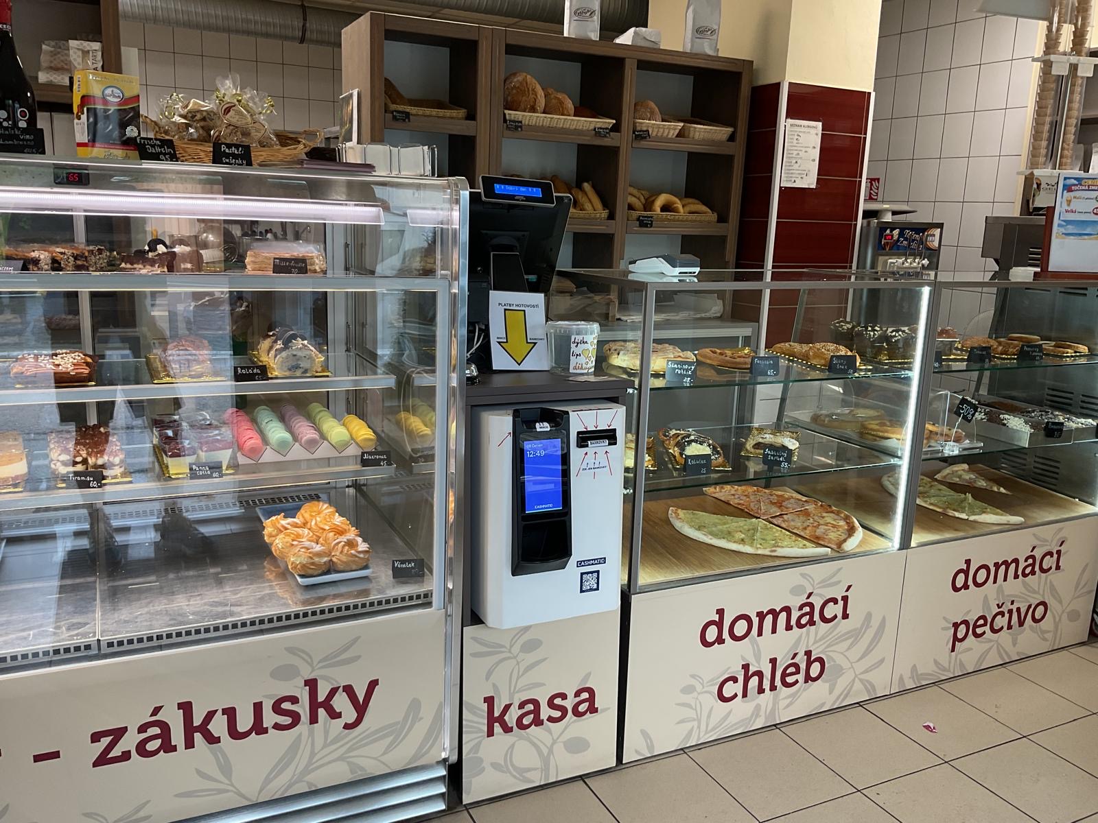 Paymatic pokladna u vitrín se zákusky a domácím pečivem