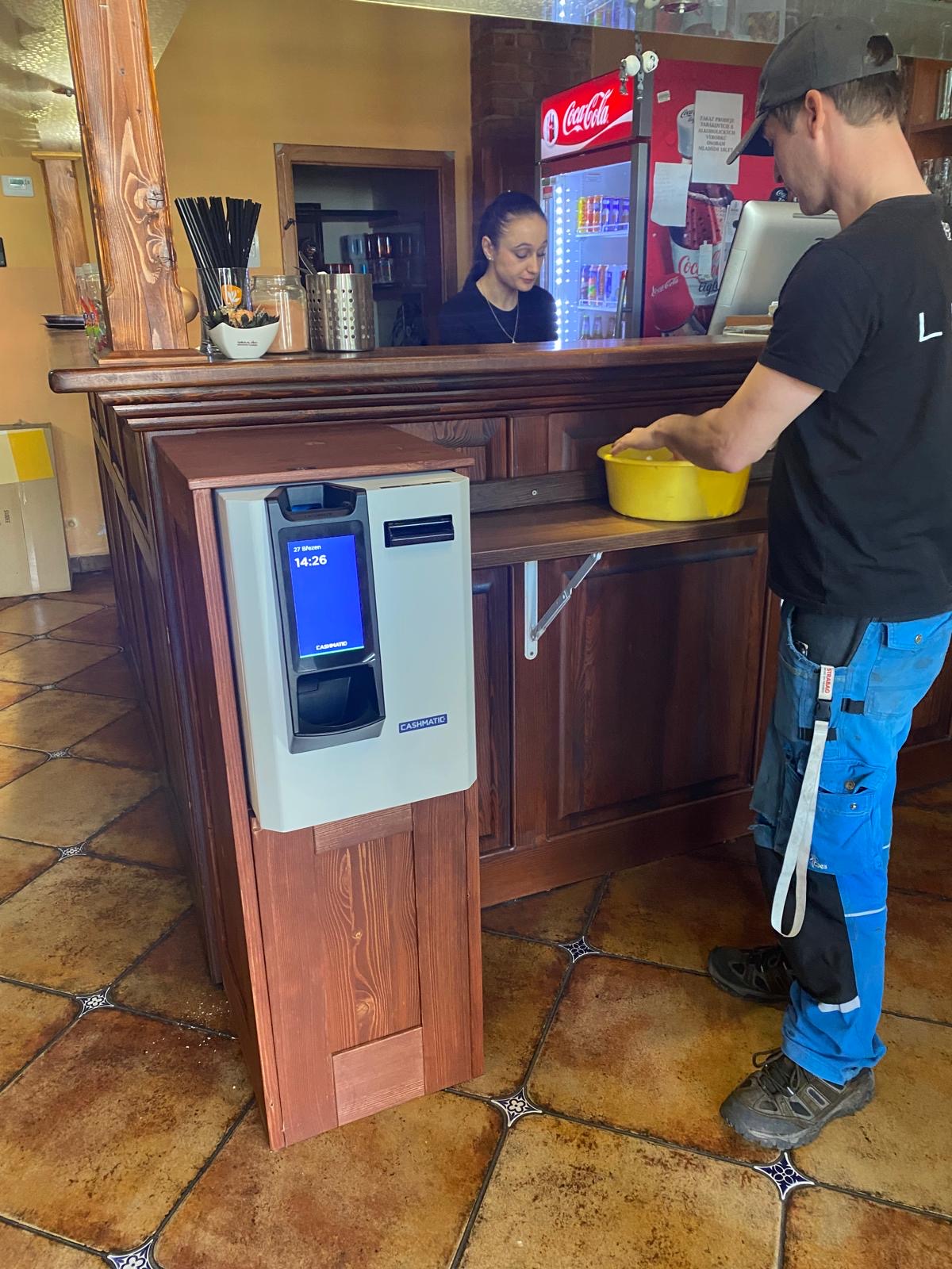 Instalace Paymatic u barového pultu v restauraci