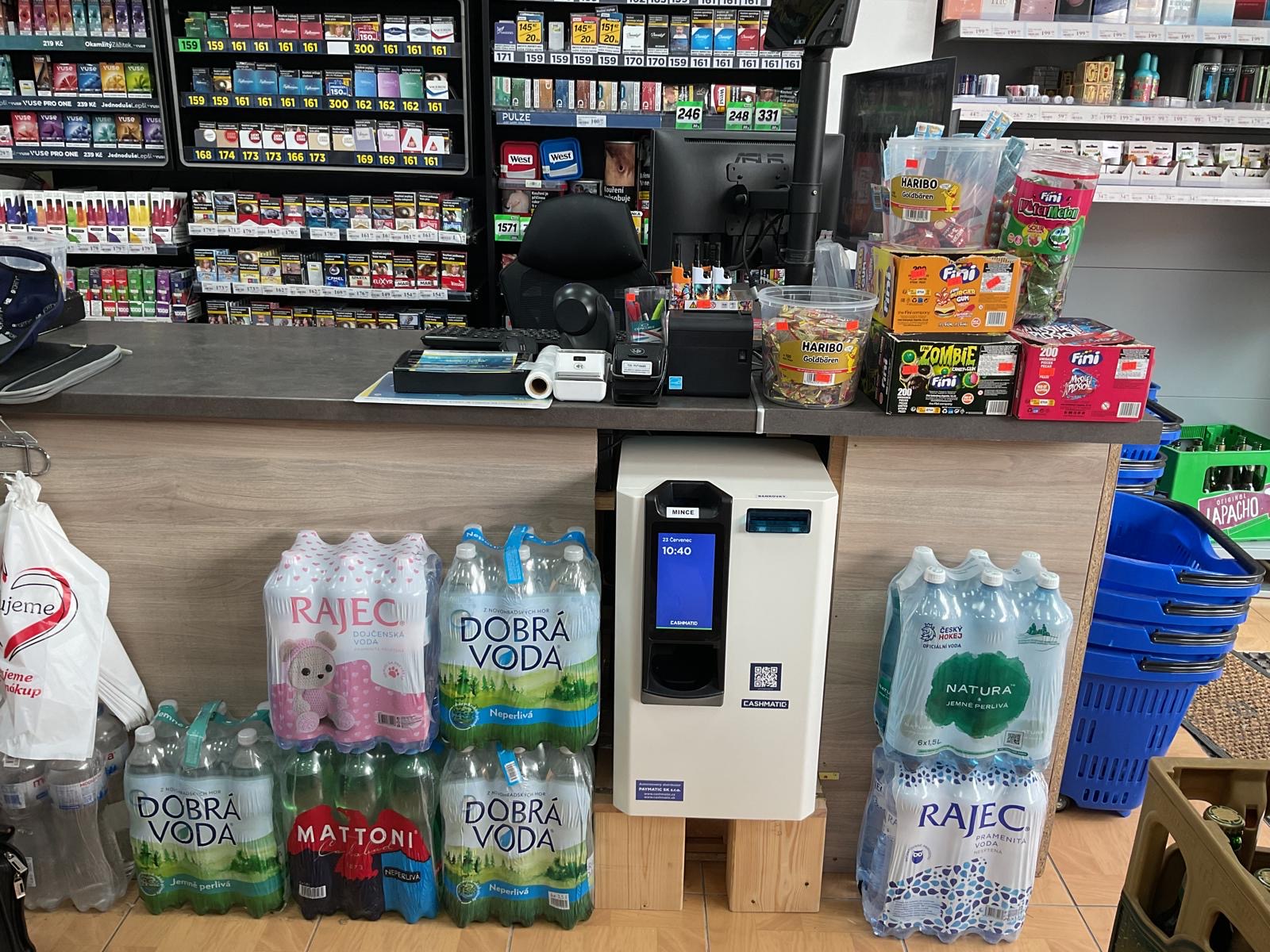 Paymatic pokladna ve večerce s tabákem a nápoji